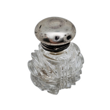 Charger l'image dans la galerie, Petit flacon de parfum en cristal taillé et bouchon en métal argenté, fin XIXè - début XXè Le Charme des Violettes - Brocante en ligne
