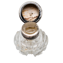 Charger l'image dans la galerie, Petit flacon de parfum en cristal taillé et bouchon en métal argenté, fin XIXè - début XXè Le Charme des Violettes - Brocante en ligne
