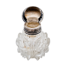 Charger l'image dans la galerie, Petit flacon de parfum en cristal taillé et bouchon en métal argenté, fin XIXè - début XXè Le Charme des Violettes - Brocante en ligne
