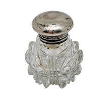 Charger l'image dans la galerie, Petit flacon à parfum en cristal taillé et bouchon en métal argenté, fin XIXè - début XXè Le Charme des Violettes - Brocante en ligne
