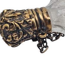 Load image into Gallery viewer, Flacon à parfum en cristal taillé et vermeil, entre 1850 et 1880 Le Charme des Violettes - Brocante en ligne
