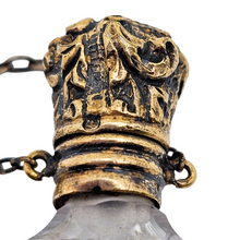 Load image into Gallery viewer, Flacon à parfum en cristal taillé et vermeil, entre 1850 et 1880 Le Charme des Violettes - Brocante en ligne
