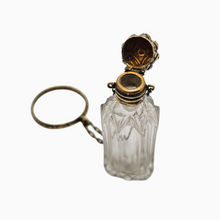Load image into Gallery viewer, Flacon à parfum en cristal taillé et vermeil, entre 1850 et 1880 Le Charme des Violettes - Brocante en ligne
