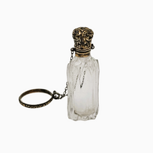 Load image into Gallery viewer, Flacon à parfum en cristal taillé et vermeil, entre 1850 et 1880 Le Charme des Violettes - Brocante en ligne
