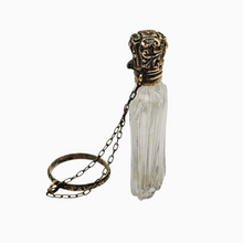 Load image into Gallery viewer, Flacon à parfum en cristal taillé et vermeil, entre 1850 et 1880 Le Charme des Violettes - Brocante en ligne
