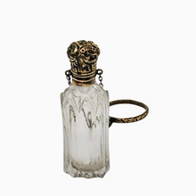 Load image into Gallery viewer, Flacon à parfum en cristal taillé et vermeil, entre 1850 et 1880 Le Charme des Violettes - Brocante en ligne
