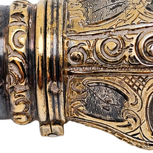 Charger l'image dans la galerie, Flacon à parfum en cristal taillé et bouchon ciselé en vermeil, fin XIXᵉ / début XXᵉ siècle Le Charme des Violettes - Brocante en ligne
