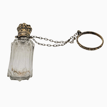 Load image into Gallery viewer, Flacon à parfum en cristal taillé et vermeil, entre 1850 et 1880 Le Charme des Violettes - Brocante en ligne
