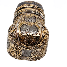 Charger l'image dans la galerie, Flacon à parfum en cristal taillé et bouchon ciselé en vermeil, fin XIXᵉ / début XXᵉ siècle Le Charme des Violettes - Brocante en ligne
