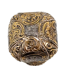 Charger l'image dans la galerie, Flacon à parfum en cristal taillé et bouchon ciselé en vermeil, fin XIXᵉ / début XXᵉ siècle Le Charme des Violettes - Brocante en ligne
