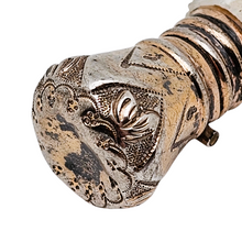 Charger l'image dans la galerie, Flacon en forme de goutte en cristal taillé à monture en vermeil ciselé, fin XIXè - début XXè Le Charme des Violettes - Brocante en ligne
