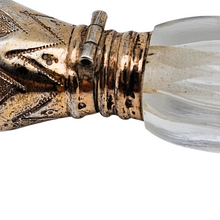 Charger l'image dans la galerie, Flacon en forme de goutte en cristal taillé à monture en vermeil ciselé, fin XIXè - début XXè Le Charme des Violettes - Brocante en ligne
