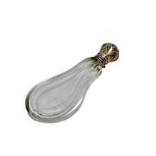Charger l'image dans la galerie, Flacon en forme de goutte en cristal taillé à monture en vermeil ciselé, fin XIXè - début XXè Le Charme des Violettes - Brocante en ligne
