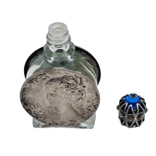 Charger l&#39;image dans la galerie, Petit flacon à parfum vintage orné de médaillons féminins de style Art nouveau, vers 1950-1960 Le Charme des Violettes - Brocante en ligne
