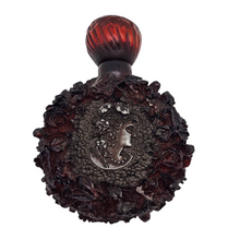 Load image into Gallery viewer, Flacon ancien en bakélite rouge ambré et médaillons argentés à décor de roses et profil féminin, vers 1920-1930 Le Charme des Violettes - Brocante en ligne
