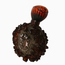 Load image into Gallery viewer, Flacon ancien en bakélite rouge ambré et médaillons argentés à décor de roses et profil féminin, vers 1920-1930 Le Charme des Violettes - Brocante en ligne
