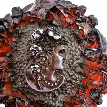 Load image into Gallery viewer, Flacon ancien en bakélite rouge ambré et médaillons argentés à décor de roses et profil féminin, vers 1920-1930 Le Charme des Violettes - Brocante en ligne
