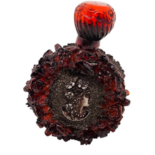 Load image into Gallery viewer, Flacon ancien en bakélite rouge ambré et médaillons argentés à décor de roses et profil féminin, vers 1920-1930 Le Charme des Violettes - Brocante en ligne
