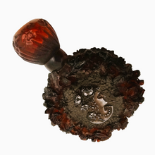 Load image into Gallery viewer, Flacon ancien en bakélite rouge ambré et médaillons argentés à décor de roses et profil féminin, vers 1920-1930 Le Charme des Violettes - Brocante en ligne
