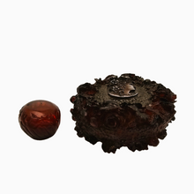 Load image into Gallery viewer, Flacon ancien en bakélite rouge ambré et médaillons argentés à décor de roses et profil féminin, vers 1920-1930 Le Charme des Violettes - Brocante en ligne
