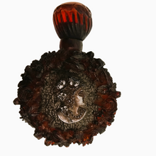 Load image into Gallery viewer, Flacon ancien en bakélite rouge ambré et médaillons argentés à décor de roses et profil féminin, vers 1920-1930 Le Charme des Violettes - Brocante en ligne
