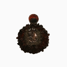 Load image into Gallery viewer, Flacon ancien en bakélite rouge ambré et médaillons argentés à décor de roses et profil féminin, vers 1920-1930 Le Charme des Violettes - Brocante en ligne
