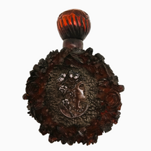 Load image into Gallery viewer, Flacon ancien en bakélite rouge ambré et médaillons argentés à décor de roses et profil féminin, vers 1920-1930 Le Charme des Violettes - Brocante en ligne

