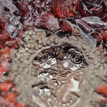 Load image into Gallery viewer, Flacon ancien en bakélite rouge ambré et médaillons argentés à décor de roses et profil féminin, vers 1920-1930 Le Charme des Violettes - Brocante en ligne
