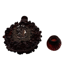 Load image into Gallery viewer, Flacon ancien en bakélite rouge ambré et médaillons argentés à décor de roses et profil féminin, vers 1920-1930 Le Charme des Violettes - Brocante en ligne
