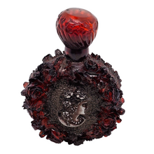 Load image into Gallery viewer, Flacon ancien en bakélite rouge ambré et médaillons argentés à décor de roses et profil féminin, vers 1920-1930 Le Charme des Violettes - Brocante en ligne
