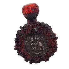 Load image into Gallery viewer, Flacon ancien en bakélite rouge ambré et médaillons argentés à décor de roses et profil féminin, vers 1920-1930 Le Charme des Violettes - Brocante en ligne
