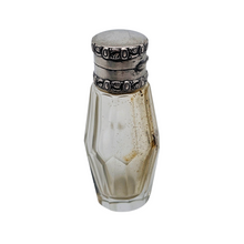 Afbeelding in Gallery-weergave laden, Flacon à sels ou à parfum en cristal taillé et argent 800 – époque Napoléon III, style Louis XVI, vers 1870-1890 Le Charme des Violettes - Brocante en ligne
