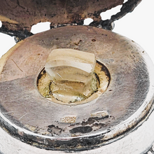 Afbeelding in Gallery-weergave laden, Flacon à sels ou à parfum en cristal taillé et argent 800 – époque Napoléon III, style Louis XVI, vers 1870-1890 Le Charme des Violettes - Brocante en ligne
