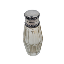 Afbeelding in Gallery-weergave laden, Flacon à sels ou à parfum en cristal taillé et argent 800 – époque Napoléon III, style Louis XVI, vers 1870-1890 Le Charme des Violettes - Brocante en ligne
