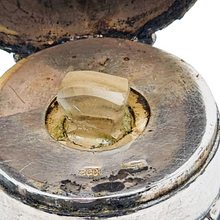 Afbeelding in Gallery-weergave laden, Flacon à sels ou à parfum en cristal taillé et argent 800 – époque Napoléon III, style Louis XVI, vers 1870-1890 Le Charme des Violettes - Brocante en ligne
