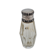 Afbeelding in Gallery-weergave laden, Flacon à sels ou à parfum en cristal taillé et argent 800 – époque Napoléon III, style Louis XVI, vers 1870-1890 Le Charme des Violettes - Brocante en ligne
