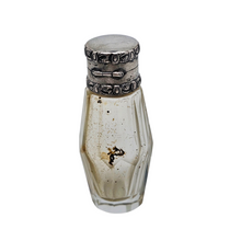 Afbeelding in Gallery-weergave laden, Flacon à sels ou à parfum en cristal taillé et argent 800 – époque Napoléon III, style Louis XVI, vers 1870-1890 Le Charme des Violettes - Brocante en ligne
