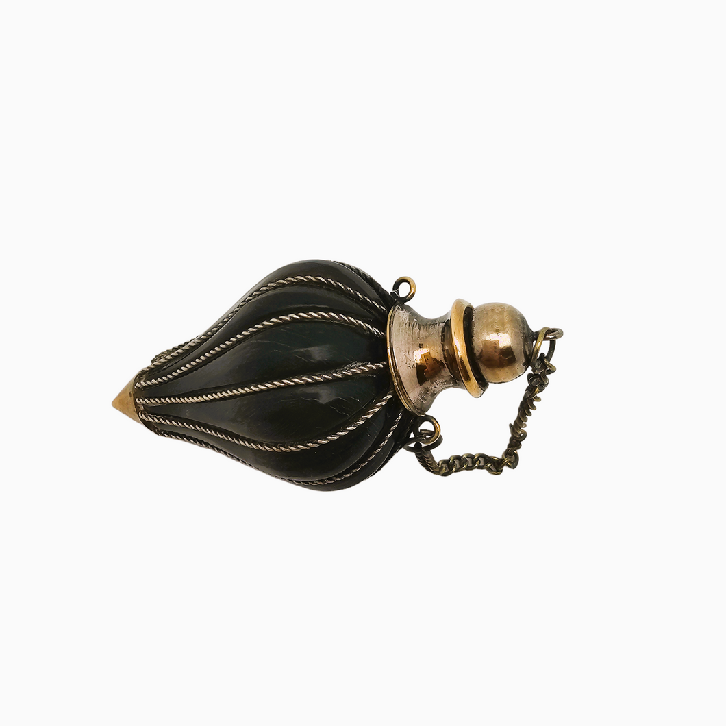 Edwardian perfume bottle in buffalo horn and chiseled brass, late 19th century.