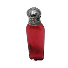 Afbeelding in Gallery-weergave laden, Petit flacon à sels ou à parfum Art nouveau en verre rouge rubis et métal argenté, vers 1890-1910 Le Charme des Violettes - Brocante en ligne
