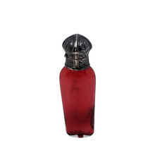 Afbeelding in Gallery-weergave laden, Petit flacon à sels ou à parfum Art nouveau en verre rouge rubis et métal argenté, vers 1890-1910 Le Charme des Violettes - Brocante en ligne
