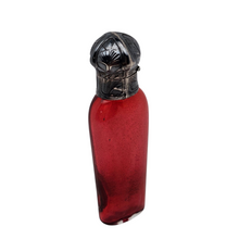 Afbeelding in Gallery-weergave laden, Petit flacon à sels ou à parfum Art nouveau en verre rouge rubis et métal argenté, vers 1890-1910 Le Charme des Violettes - Brocante en ligne

