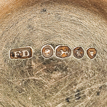 Charger l'image dans la galerie, Flacon de toilette anglais en cristal taillé et argent vermeil – Londres, 1886 Le Charme des Violettes - Brocante en ligne
