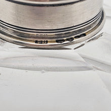 Charger l'image dans la galerie, Flacon de toilette anglais en cristal taillé et argent vermeil – Londres, 1886 Le Charme des Violettes - Brocante en ligne
