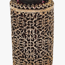 Afbeelding in Gallery-weergave laden, Flacon à sels ou à parfum en verre rubis et monture en laiton filigrané, années 1880-1910
