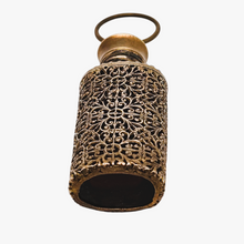 Afbeelding in Gallery-weergave laden, Flacon à sels ou à parfum en verre rubis et monture en laiton filigrané, années 1880-1910

