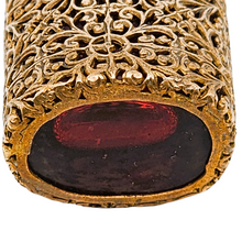 Afbeelding in Gallery-weergave laden, Flacon à sels ou à parfum en verre rubis et monture en laiton filigrané, années 1880-1910
