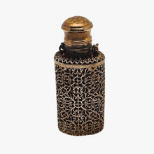 Afbeelding in Gallery-weergave laden, Flacon à sels ou à parfum en verre rubis et monture en laiton filigrané, années 1880-1910
