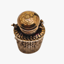 Afbeelding in Gallery-weergave laden, Flacon à sels ou à parfum en verre rubis et monture en laiton filigrané, années 1880-1910
