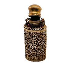 Afbeelding in Gallery-weergave laden, Flacon à sels ou à parfum en verre rubis et monture en laiton filigrané, années 1880-1910
