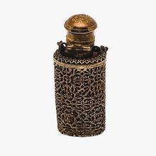 Afbeelding in Gallery-weergave laden, Flacon à sels ou à parfum en verre rubis et monture en laiton filigrané, années 1880-1910
